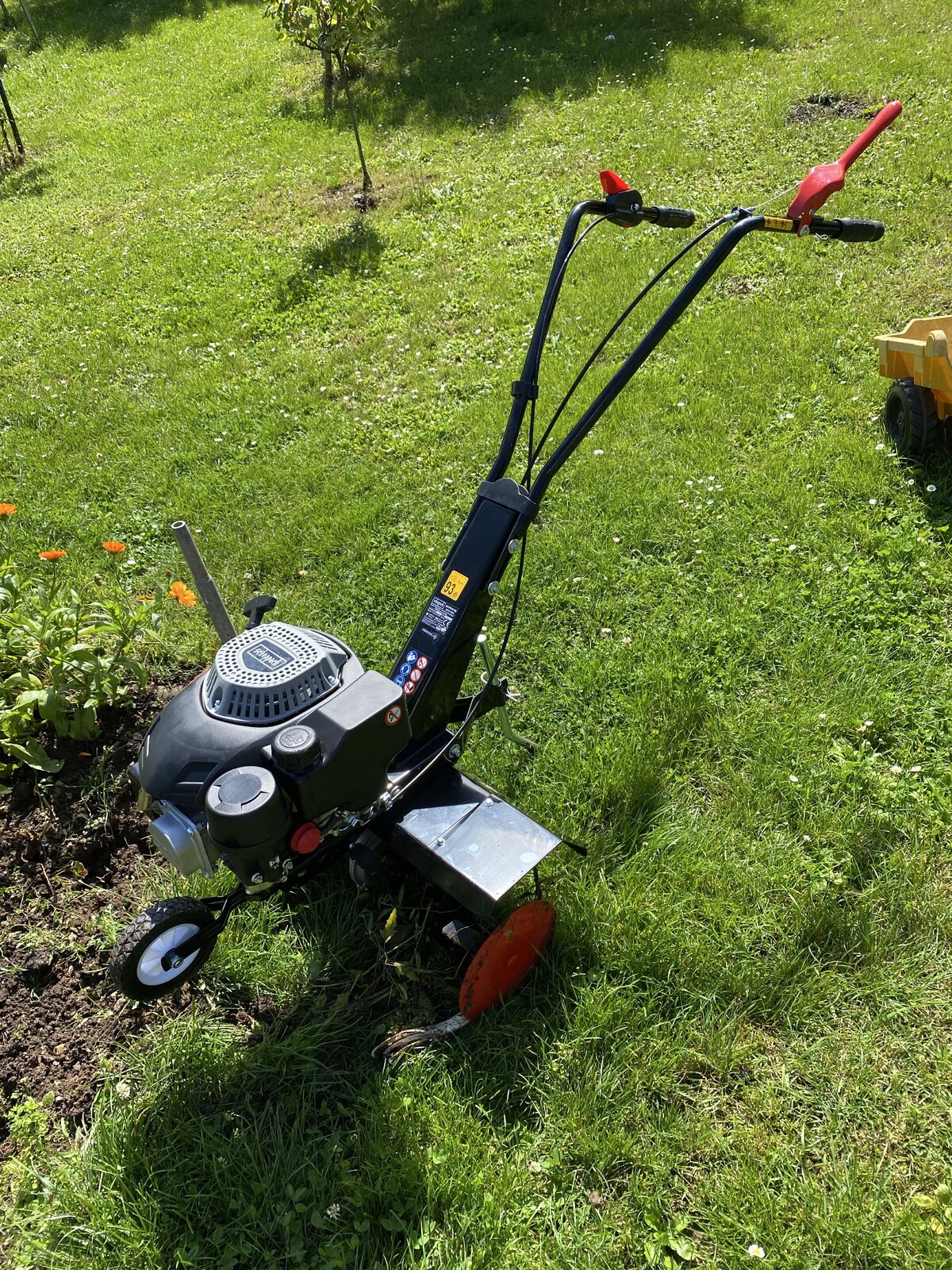 Originale Scheppach MTP570 SE Benzin-Motorhacke im Einsatz